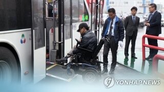 휠체어 장애인은 정면 못보는 버스…대법 