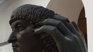 로마 콘스탄티누스 대제 청동상 손가락 500년만에 제자리로