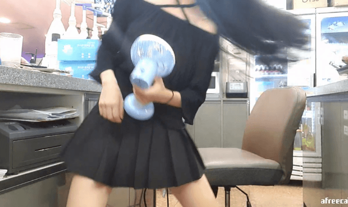 피파 온라인4 인벤 : 부업하는 알바녀..gif - 피파 온라인4 인벤 자유게시판