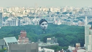 도쿄 상공에 사람 머리가… 깜짝 놀란 시민들