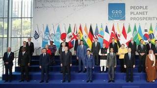 G20 정상들과 기념촬영하는 문재인 대통령
