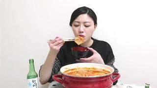일본인, 김치찌개 먹는모습. 한국인과의 차이.jpg