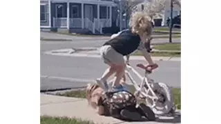 동생에게 자전거 가르치는 언니
