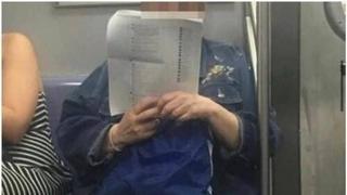 지하철에서 독서하는 뉴욕 시민들