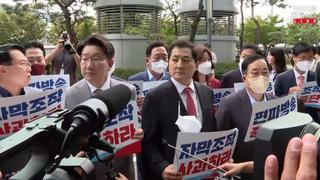 MBC 앞 시위중인 홍삼캔디당 국회의원들