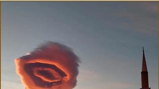 튀르키예 하늘에 나타난 특이한 모양의 구름