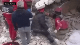 터키에서 구조대가 무너진 건물 잔해에 깔림