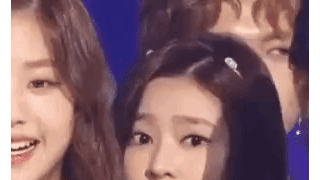 만원 지하철에서 못내려서 심각함.gif