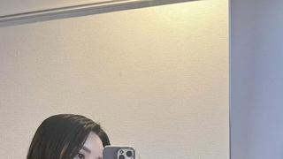 후방 수영복 입고 셀카찍는 형인가 누나인가