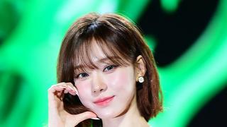 (ㅇㅎ?) 기구를 이용해 맥주를 마시려고 하는 여성