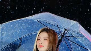 비와서 콘서트장에서 우산 쓴 사나