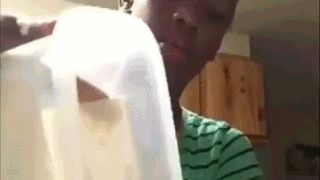 이제 여기에 설탕을 조금넣으........