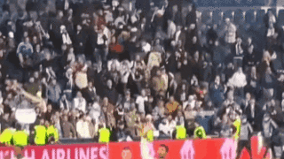 벨링엄 팔의 각도를 보고 놀란 크로스.gif