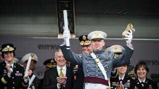 미 육군사관학교 졸업식 기묘한 전통