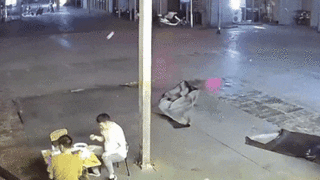 밖에서 밥먹다 강풍에날아간 중국 허난성 사람