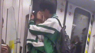 중국 지하철 과감한 고딩 커플..gif