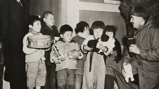 한국 전쟁 당시 전쟁 고아들을 돌봐 준 미군들