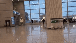 인천공항 출입구서 테니스 치는 커플...누리꾼 '경악'