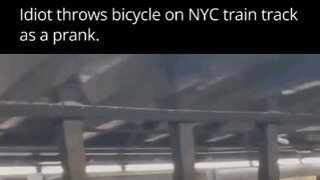 뉴욕 지하철 선로에 누가 장난으로 자전거 던져놓음.mp4...