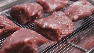 고기굽기 장인이 짧은 집게로 고기를 굽는 이유