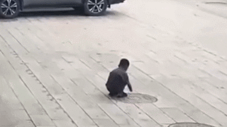 불붙힌성냥 맨홀안에놓은 중국소년