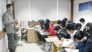 한국은 누구나 다 공부시키려고 해서 문제라는 사람