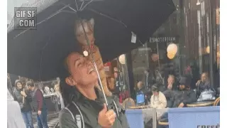 우산쓰는 고양이