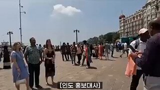 인도에서 서양녀 도와주는 한국인