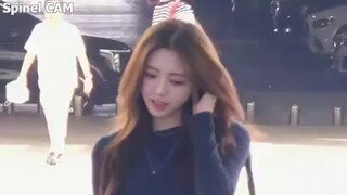 누워서 헝클어진 ITZY 유나