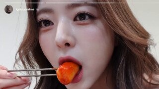 머리끈 찾는 ITZY 유나