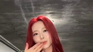 자꾸 내려가는 상의가 신경 쓰이는 ITZY 유나