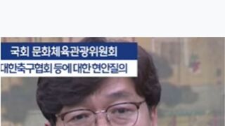 손에다가 무언가를 쓴 이임생