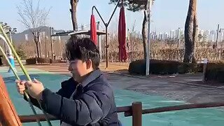 아빠 그네 밀어주는 꼬마.mp4...