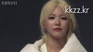 대학 유니폼 속 흰 크롭 민소매 프로미스_9 백지헌