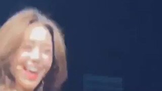 흰 티 입고 안무 연습하는 ITZY 유나