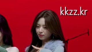 짧은 치마 속 허벅지 옆 벨트 핫팬츠 ITZY 유나