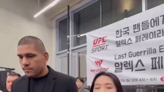 한국 팬들에게 작별 인사하는 UFC 챔피언 알렉스 페레이라