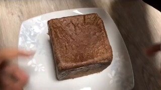 히히 맛있는 초코식빵 먹어야지.gif