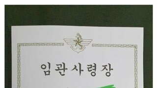 군인의 총을 잡아도 되는거에요?