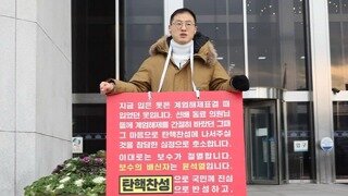 김상욱에 목도리 건네주는 한동훈