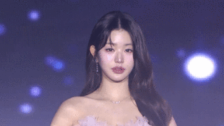 실시간 KBS 가요대축제 MC 장원영.GIF