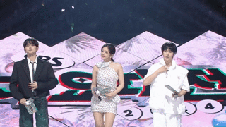 [SBS 가요대전] 관객에게 끼부리다 깜짝놀란 안유진.GIF