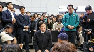 민주당 이재명 대표가 무릎 꿇고 유가족분들을 위로