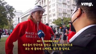 한국어로 말하고 그걸 영어 자막으로 보는 게 쿨하게 느껴져요.MP4