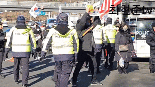 경찰의 반탄공에 튕겨나가는 보수단체 시위대