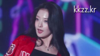 상체 쓸어내리는 프로미스_9 이나경