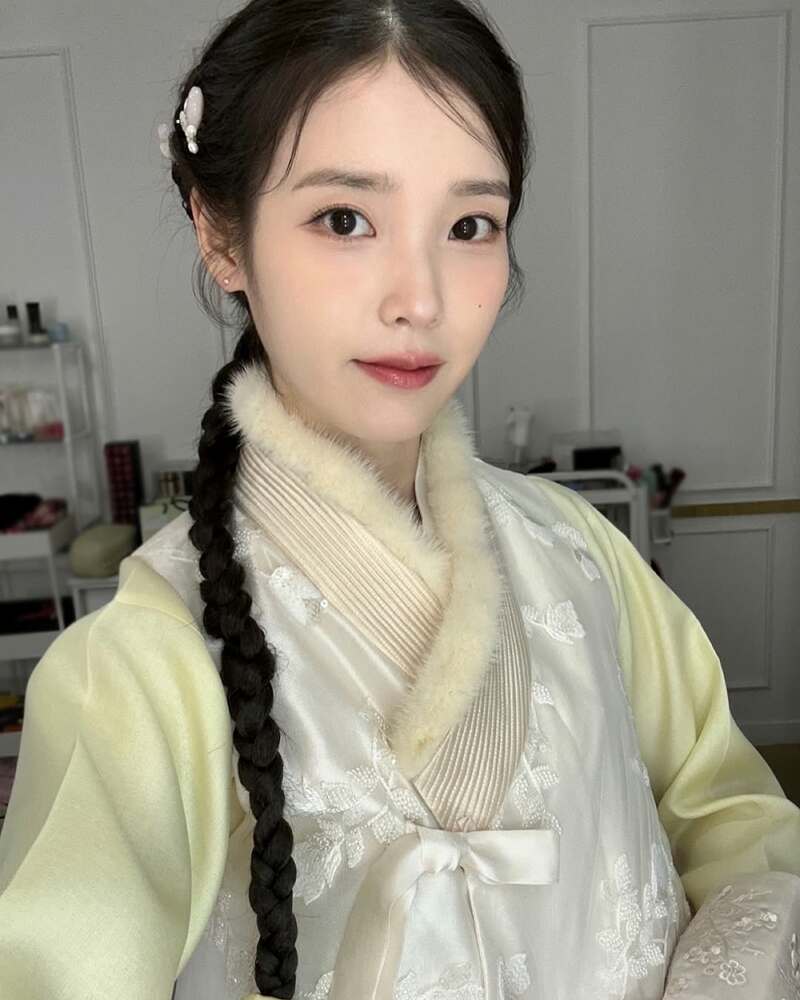 세뱃돈 받고 온 한복 아이유