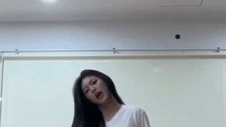 흰티 청바지만 입고 춤추는 하이키 옐.gif