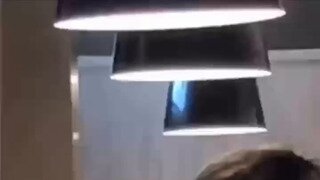 중국의 한 커플이 햄버거 먹는 법.mp4