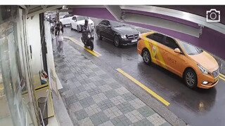 우산이 없는 여학생